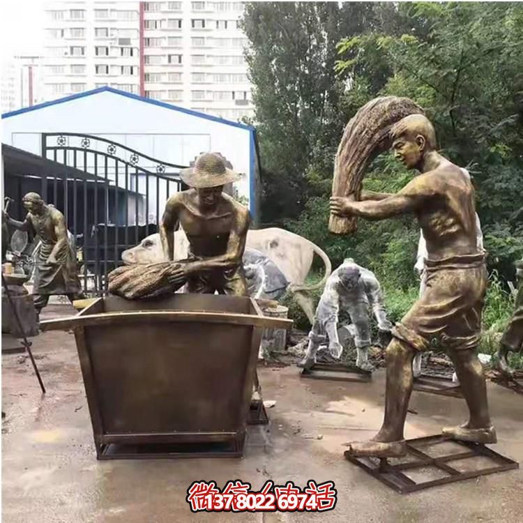 玻璃鋼仿銅農耕人物雕塑，美化戶外景區