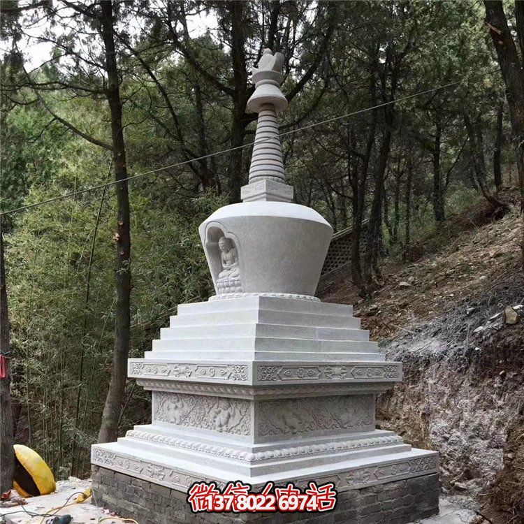 古老漢白玉石雕舍利塔，紀念古代寺廟的傳統藝術
