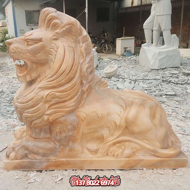 兇猛獅子紅石雕臥著雕塑，為公園景區添彩晚霞之美