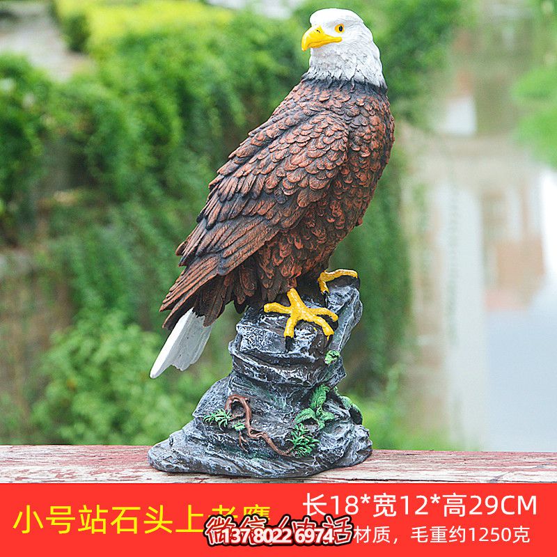 石頭藝術(shù)老鷹雕塑，點綴花園站