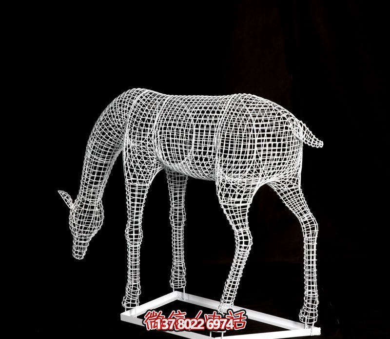 鐵藝梅花鹿雕塑，鏤空低頭更具韻味