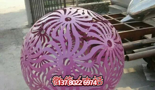 紫色不銹鋼鏤空球雕塑，為花園增添精彩