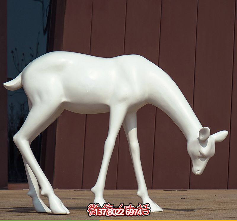 創意景觀酒店，低頭行走，讓鹿雕塑與您相伴