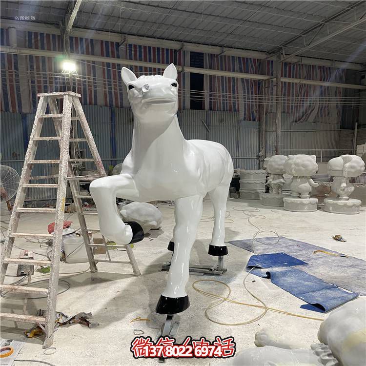 玻璃鋼馬雕塑，點(diǎn)綴戶外園林