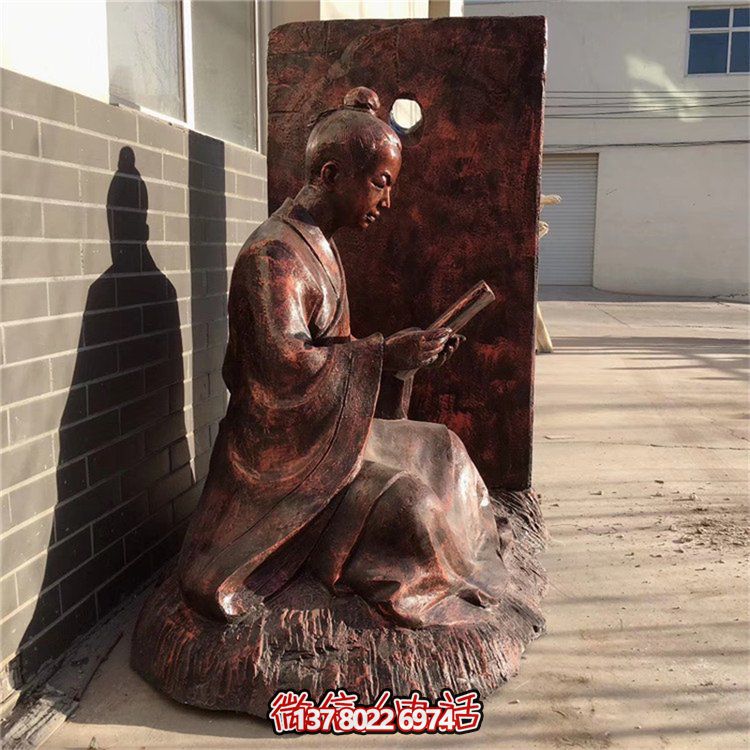 創意銅雕鑿人物看書借光雕塑，點亮景區美好氛圍