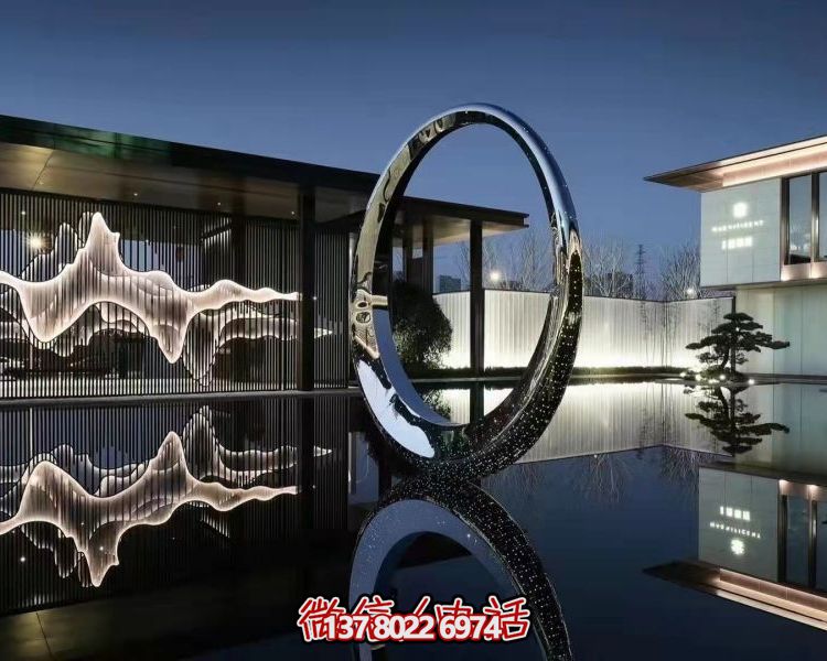 不銹鋼圓環雕塑，點綴園林別墅水池