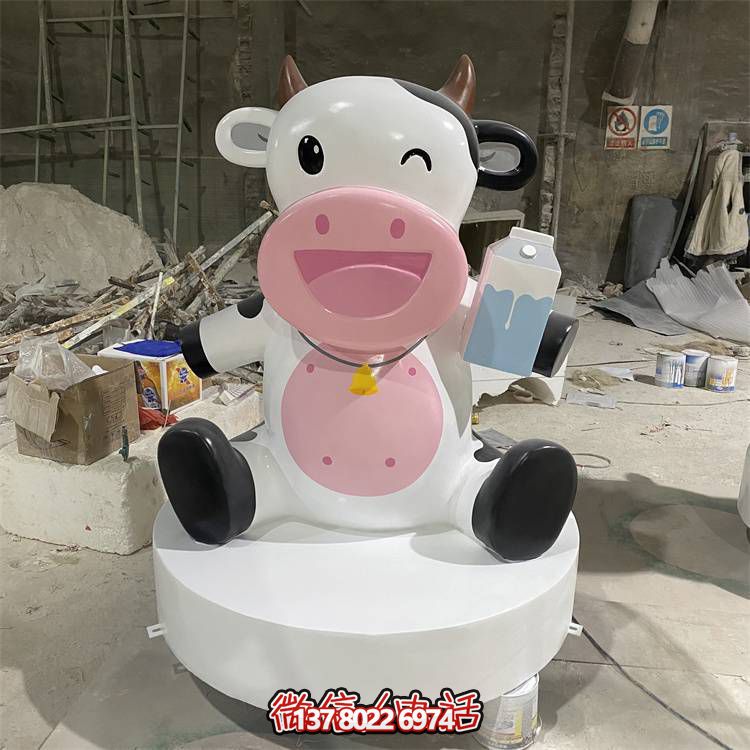 玻璃鋼雕塑，營造優(yōu)雅卡通奶牛公仔氣氛