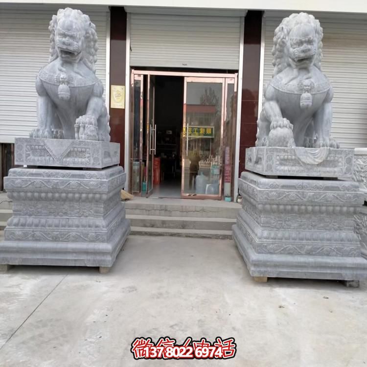 天然青石獅子雕塑，點(diǎn)綴景區(qū)大門