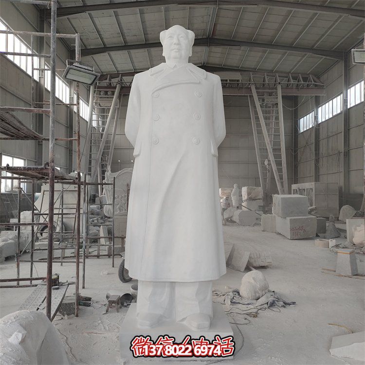 毛澤東雕像，點亮校園廣場