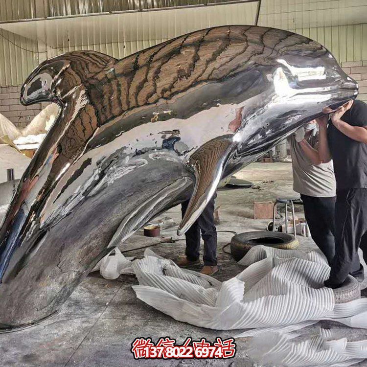 大型抽象鏡面不銹鋼鯨魚，展現室外精彩生活