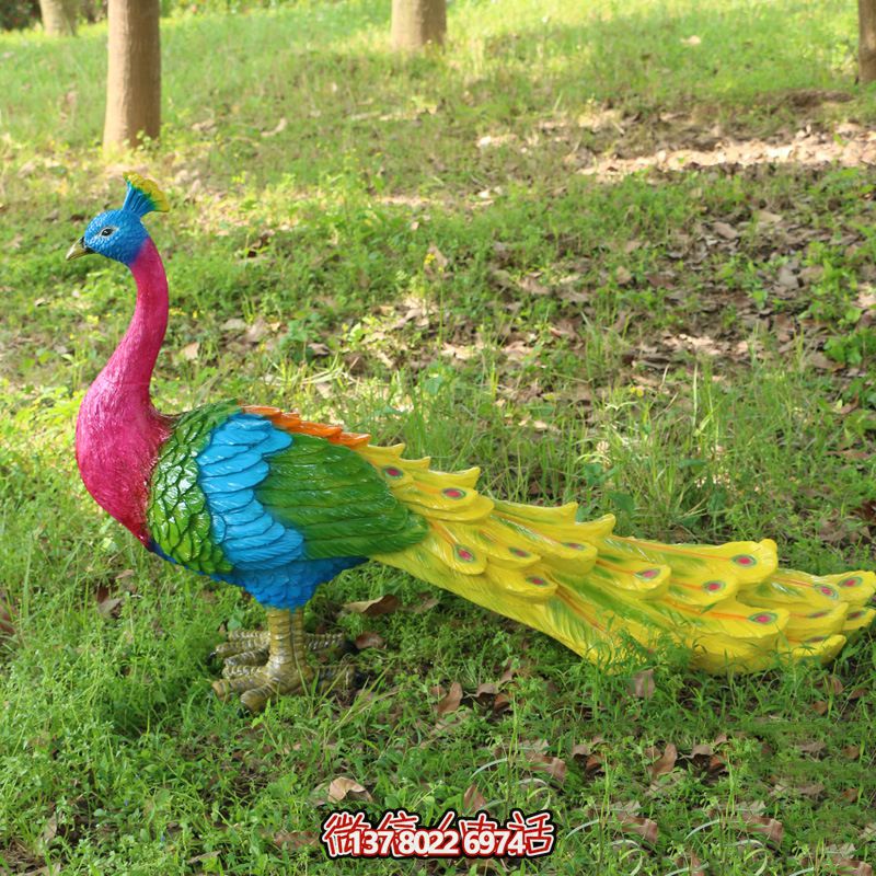 草地上拖著尾巴的玻璃鋼彩繪孔雀雕塑 草地上拖著尾巴的玻璃鋼彩繪孔雀雕塑