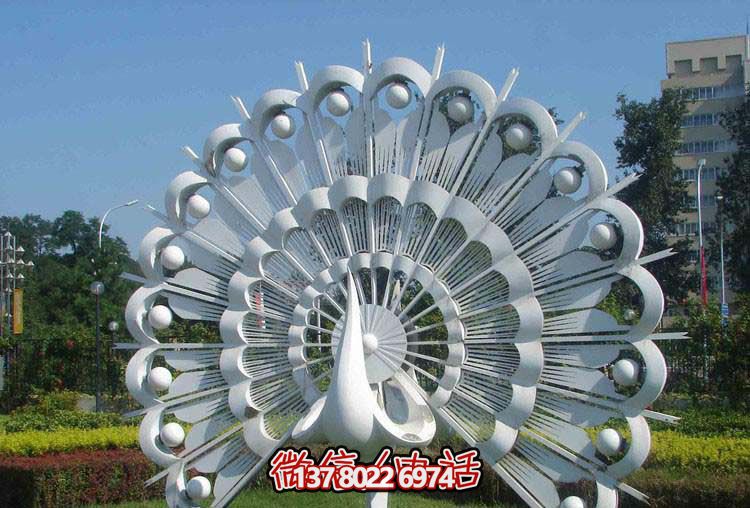 花園廣場(chǎng)里有一只漂亮的不銹鋼咯歐空孔雀雕塑 花園廣場(chǎng)里有一只漂亮的不銹鋼咯歐空孔雀雕塑