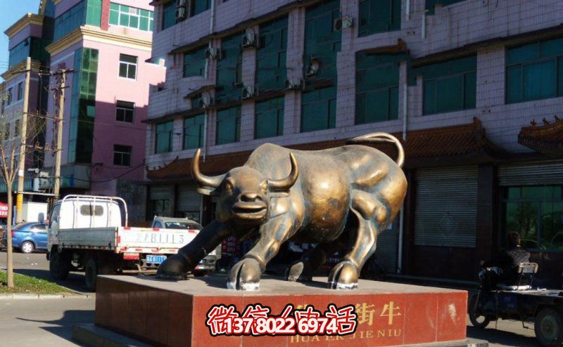 廣場上擺放的銅色的玻璃鋼創意華爾街牛 廣場上擺放的銅色的玻璃鋼創意華爾街牛